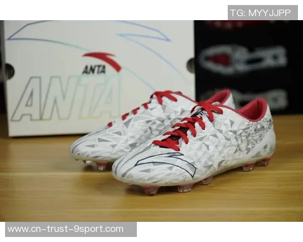 安踏足球鞋雄狮系列助力球场竞技展现运动激情与实力之美 安踏足球鞋雄狮系列助力球场竞技展现运动激情与实力之美