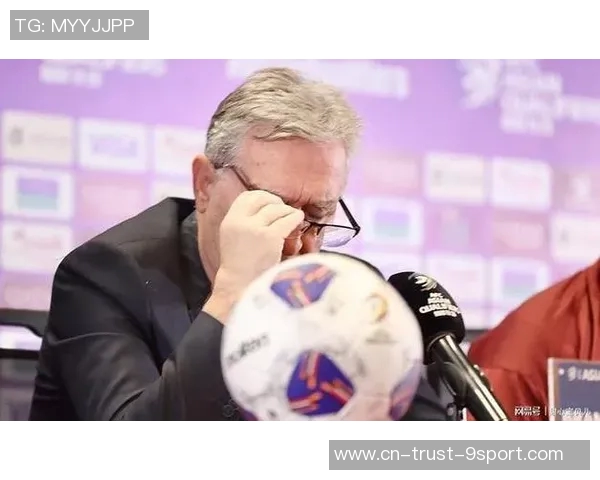 足球经理因战绩不佳遭解雇球迷热议未来接任者人选与球队前景